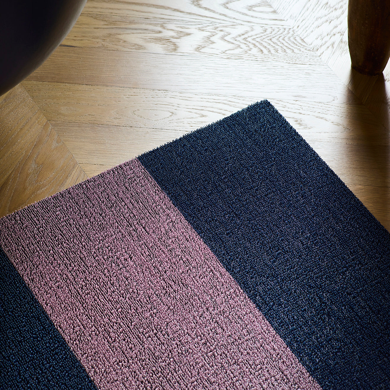 SHKATI リラクゼーションマット ネイビー Duo Stripe Shag Mats | Chilewich